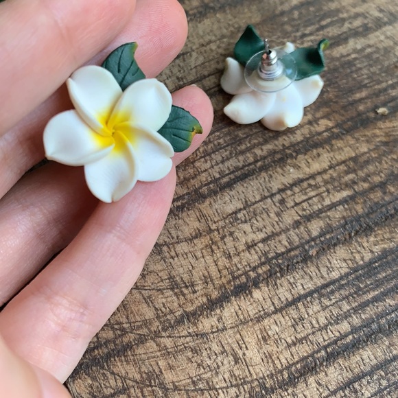 Hawaiian Gardenia flower earrings - Picture 4 of 4